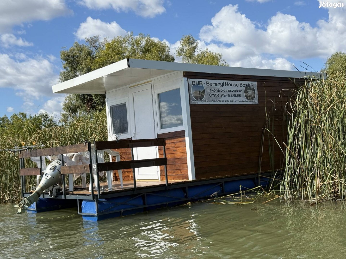 Lakóhajó, úszóház, vízikunyhó