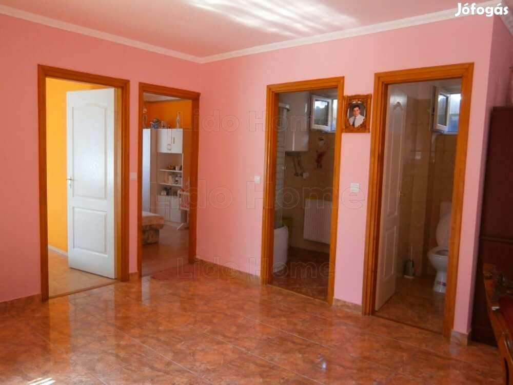 Lakóház, Balatontól 5 Km-re eladó!