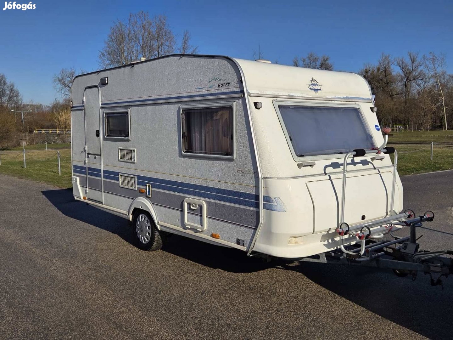 Lakókocsi 1200kg, nagyon szép állapotú elősátorral és