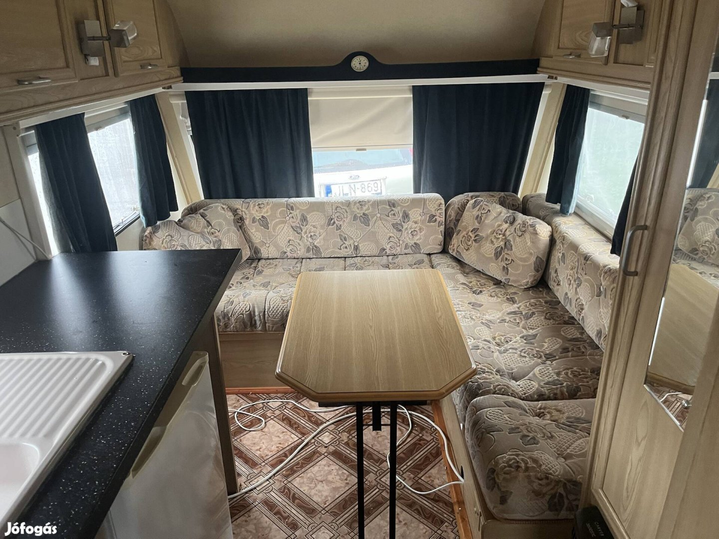 Lakókocsi 4 fős tusolós wc-s