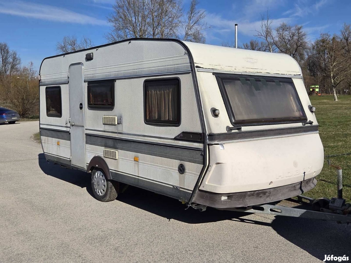Lakókocsi 4 személyes jó állapotú telepítésre, a szállítás