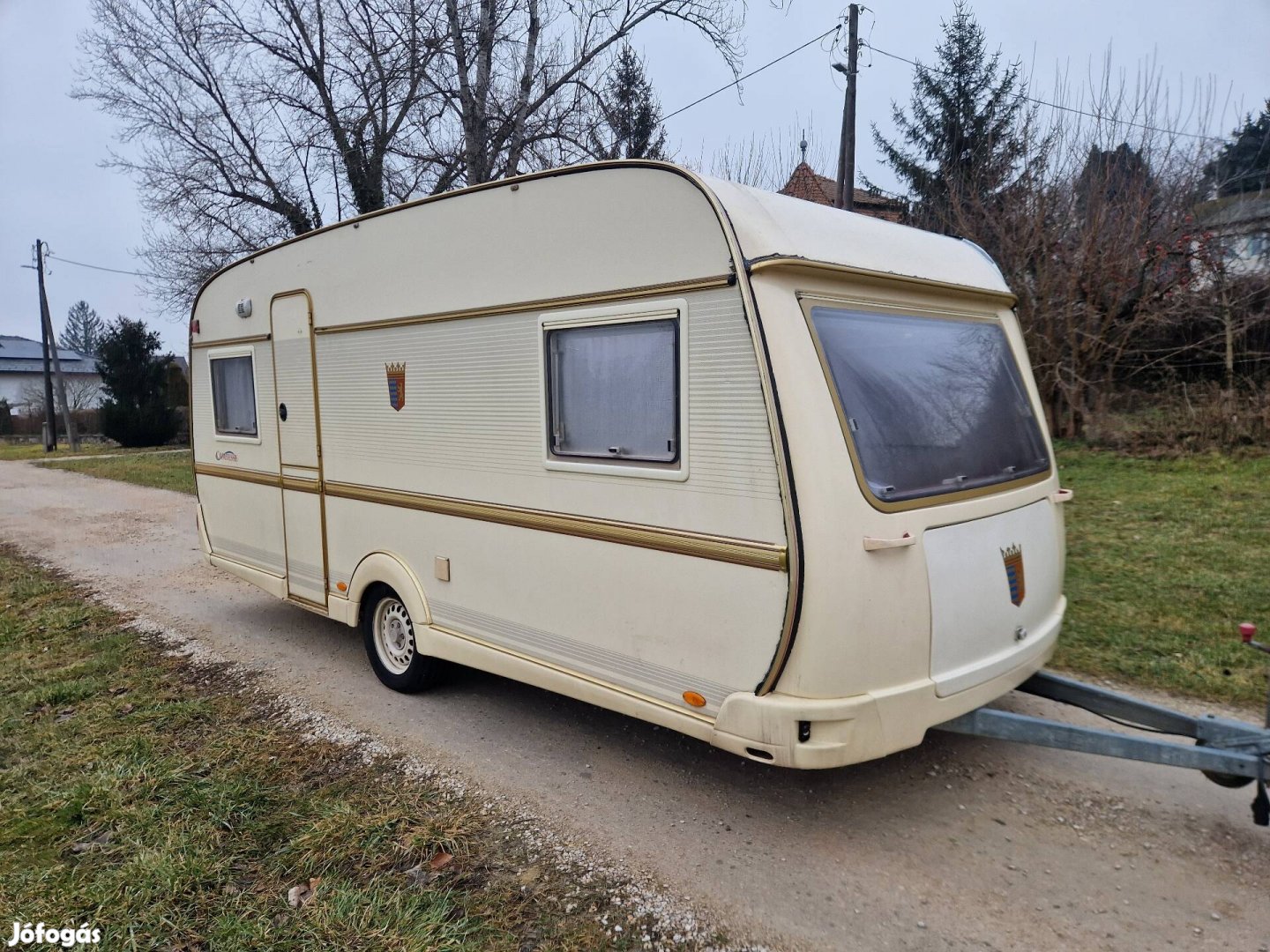 Lakókocsi 99 évj 1500 kg kinti papírokkal a száll megoldható