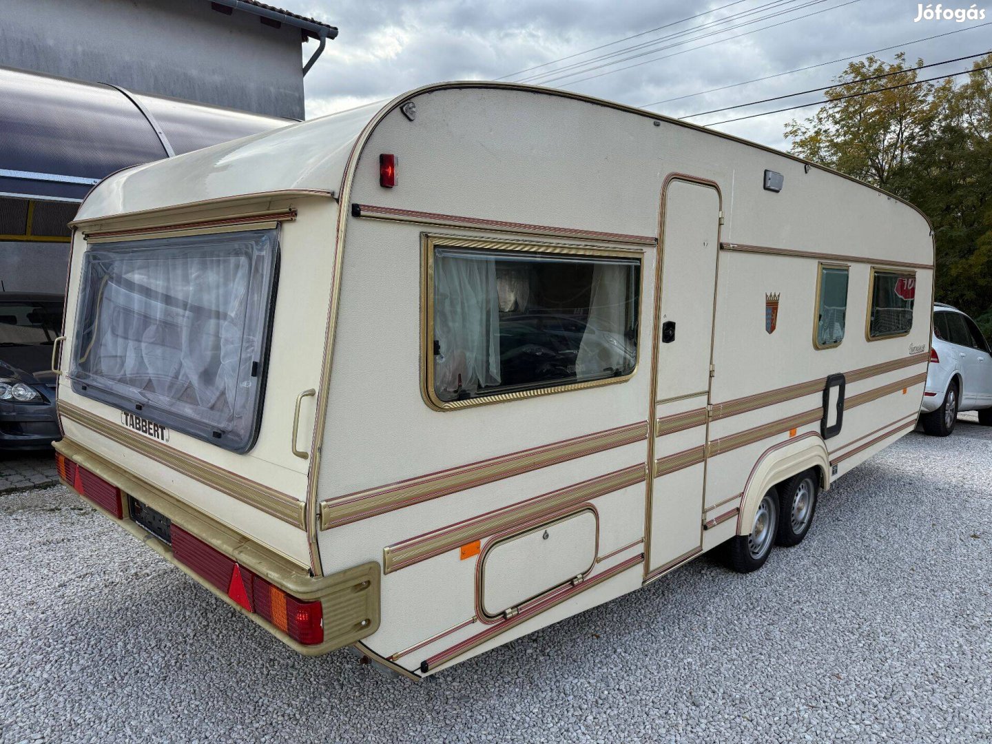 Lakókocsi Tabbert telepítésre,felső tetővel,hálózati víz+csat.bentvan!