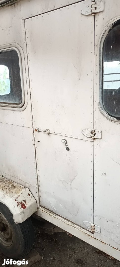 Lakókocsi eladó.