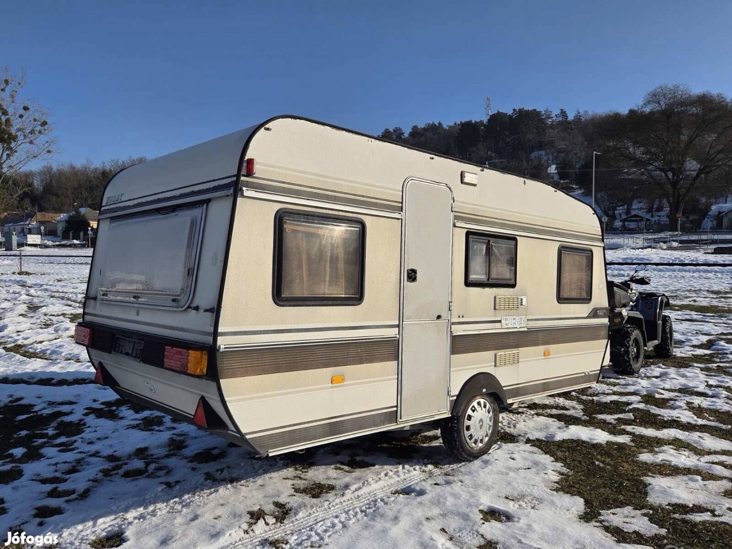 Lakókocsi jó állapotban telepítésre, a szállításban tudok