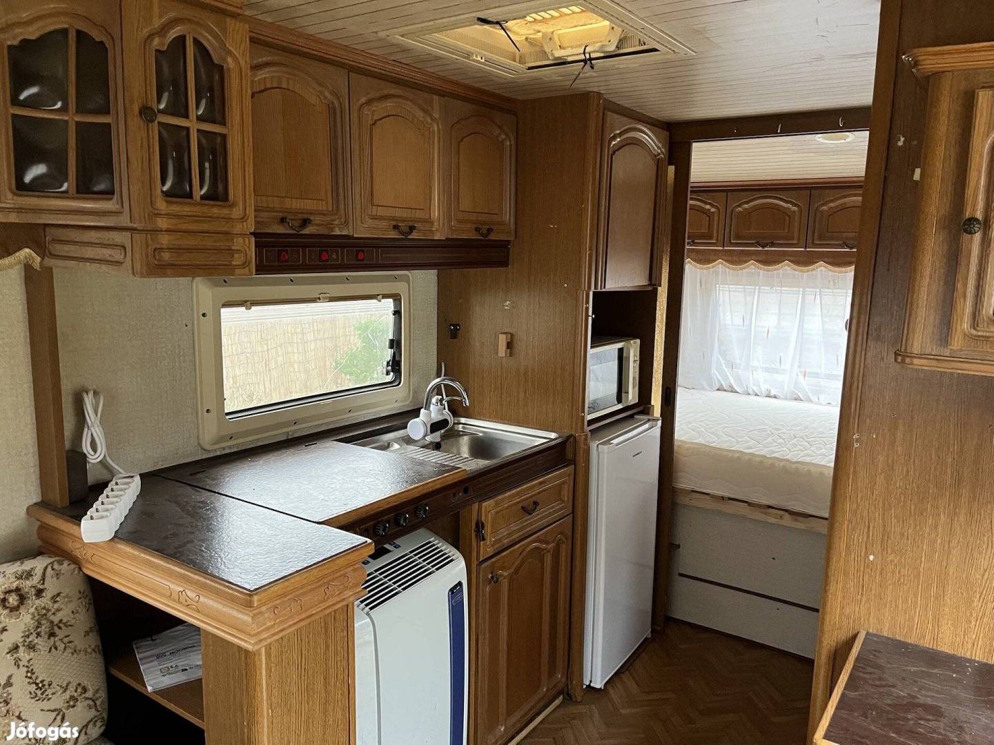 Lakókocsi lakhatásra felszerelt
