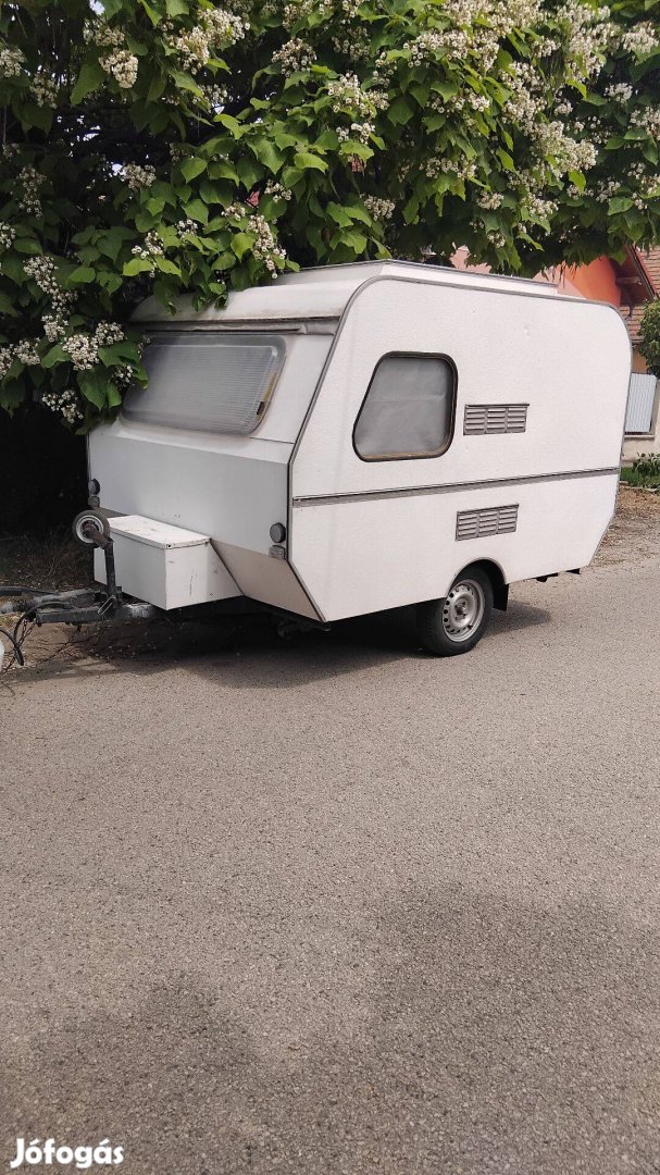 Lakókocsi sátor helyett