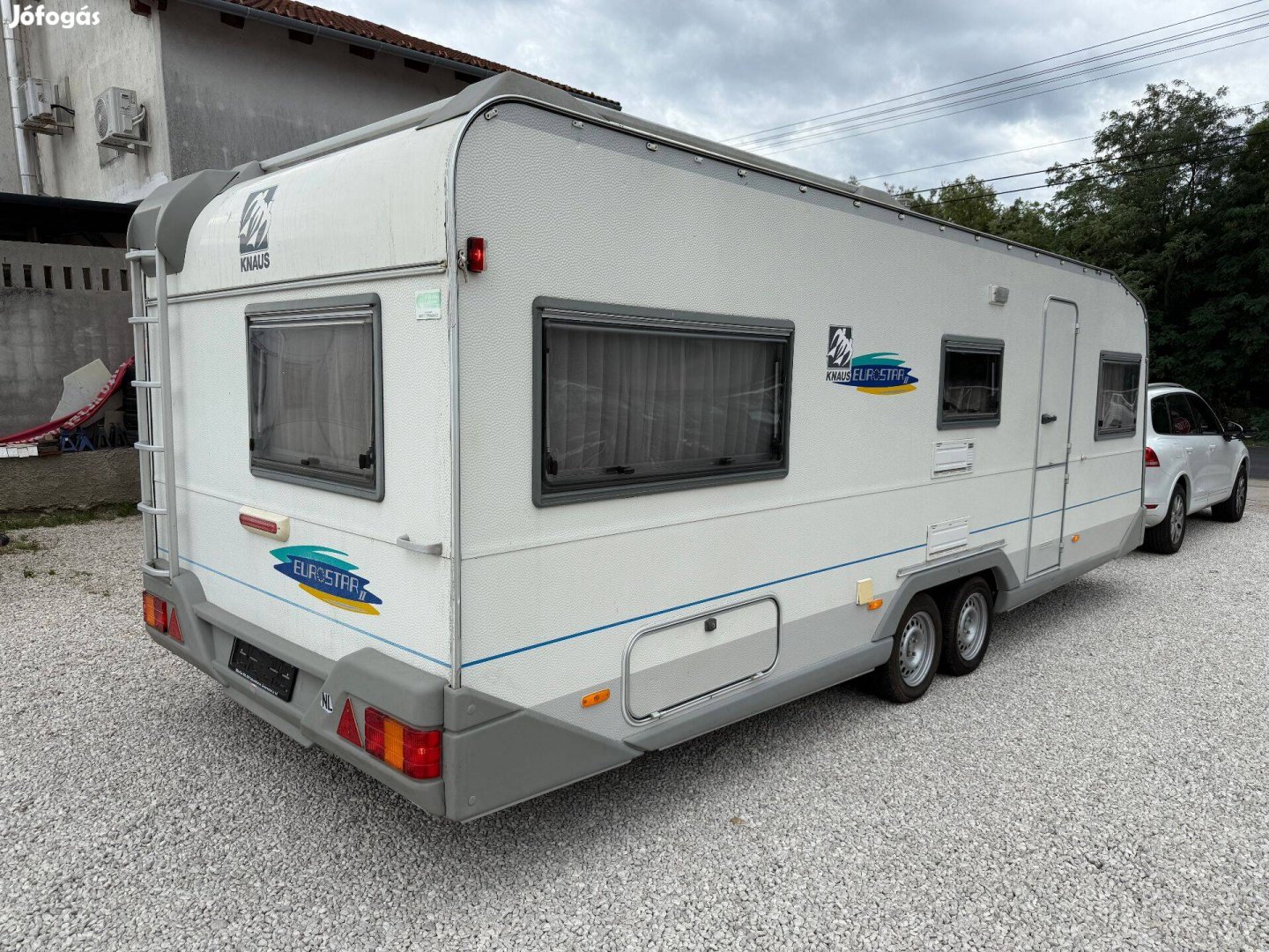 Lakókocsi telepítésre Knaus 6.80x2.40-es,klíma,5 szem,elősátor,védőtet
