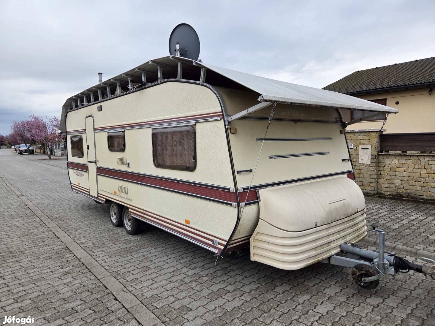 Lakókocsi tetősátorral, jó állapot, tágas, kényelmes