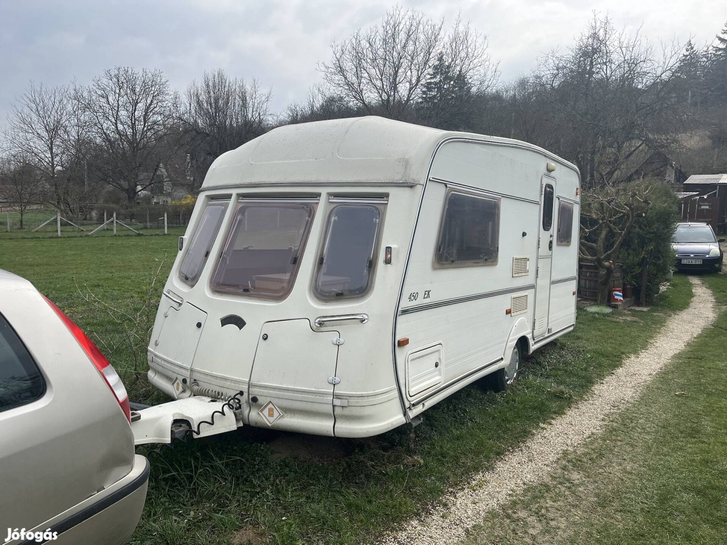 Lakókocsi tusolós wc-s