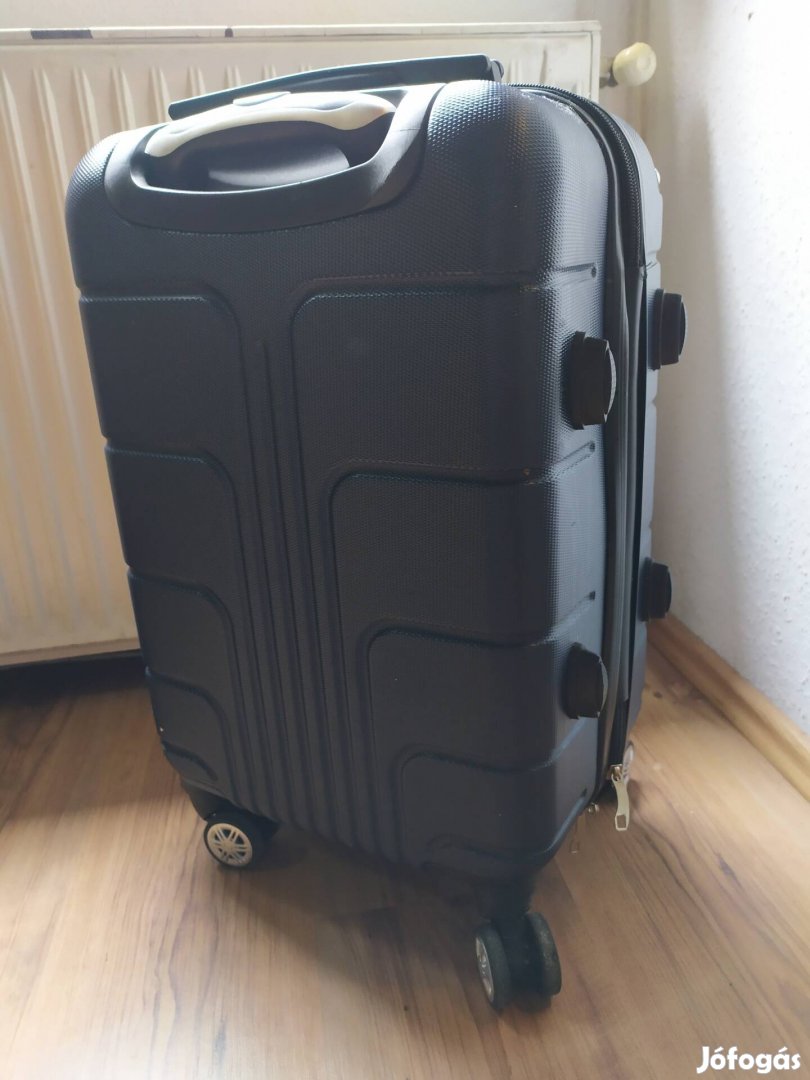 Lamer kisebb fekete gurulós bőrönd utazótáska 51x36x24 cm