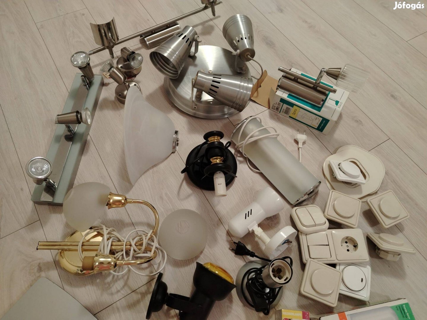 Lámpák különböző helyiségekben, égők és világítás szabályzó