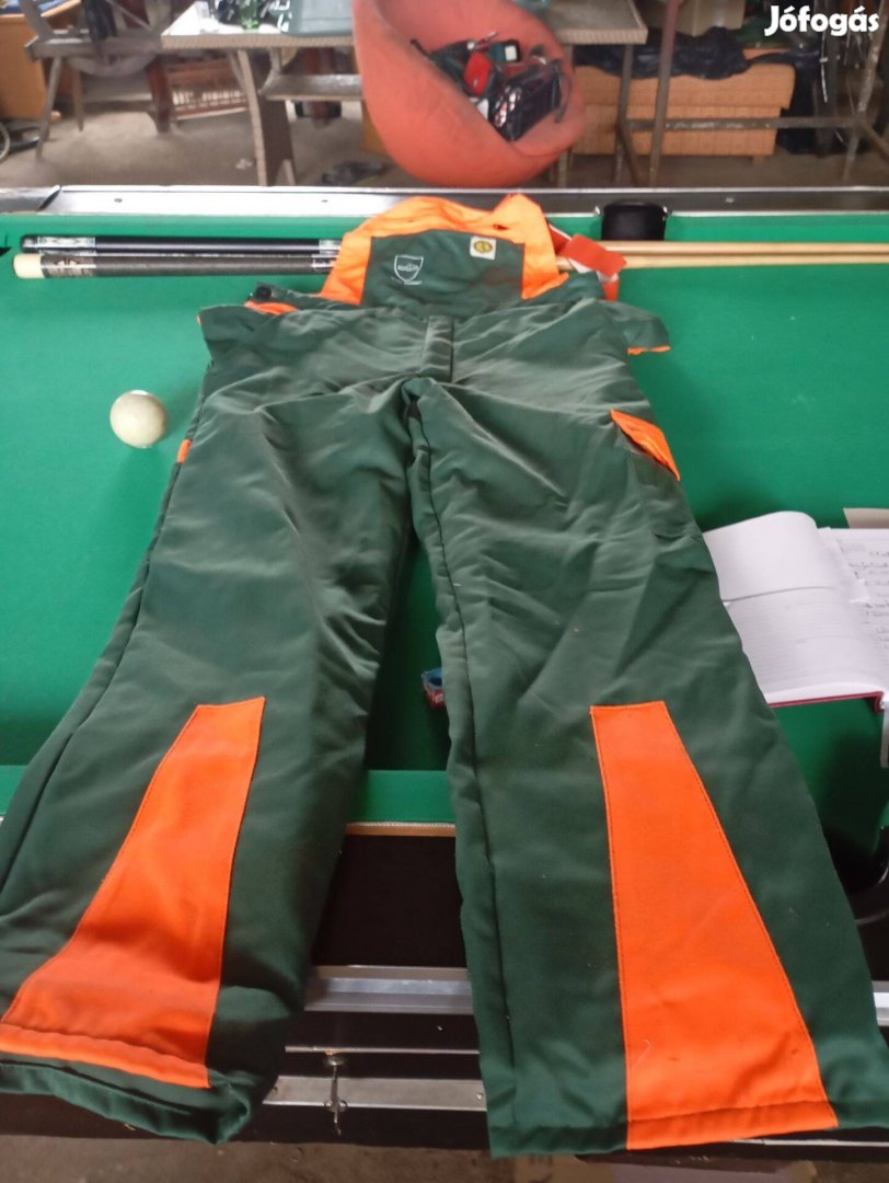 Láncfűrészvágás elleni mellesnadrág eladó-