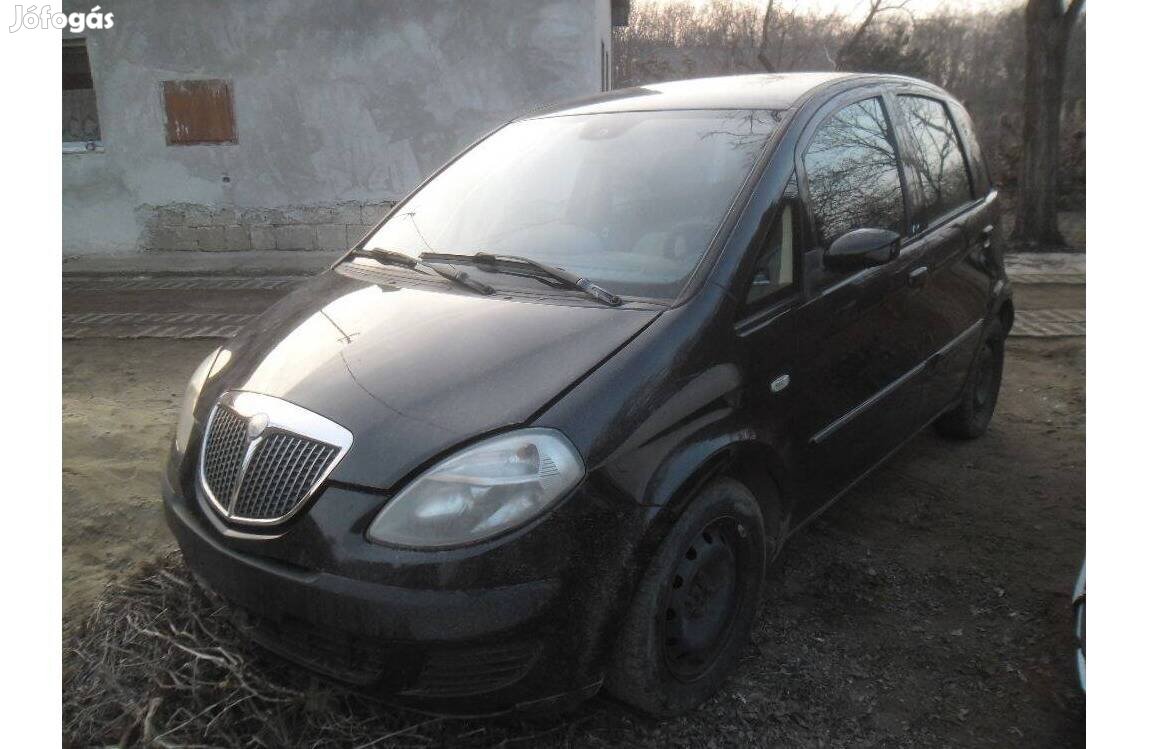 Lancia Musa 1.3 multijet alkatrészek /váltó kaszni elemek lámpák stb