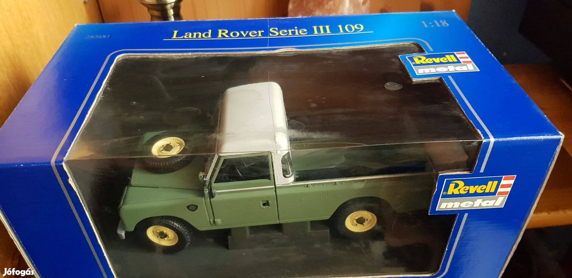 Land Rover III. 109 1:18 Revell