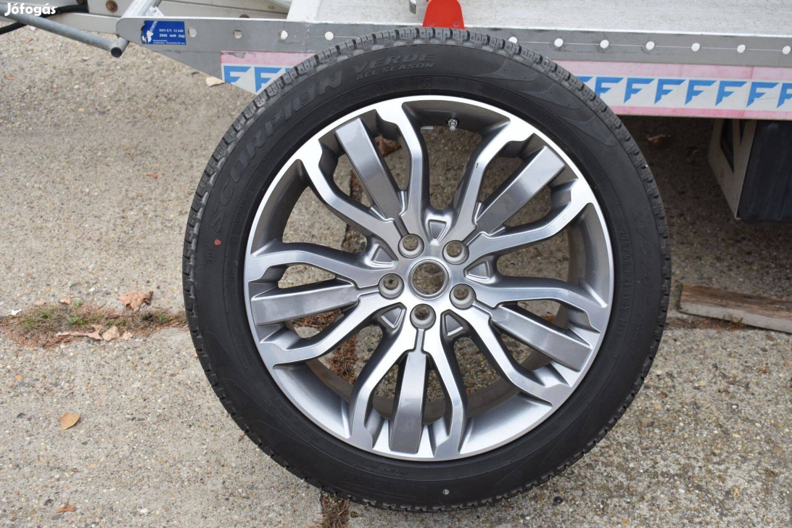 Land Rover alufelni + gumi Pirelli 275/45 R21 négyévszakos új gumival