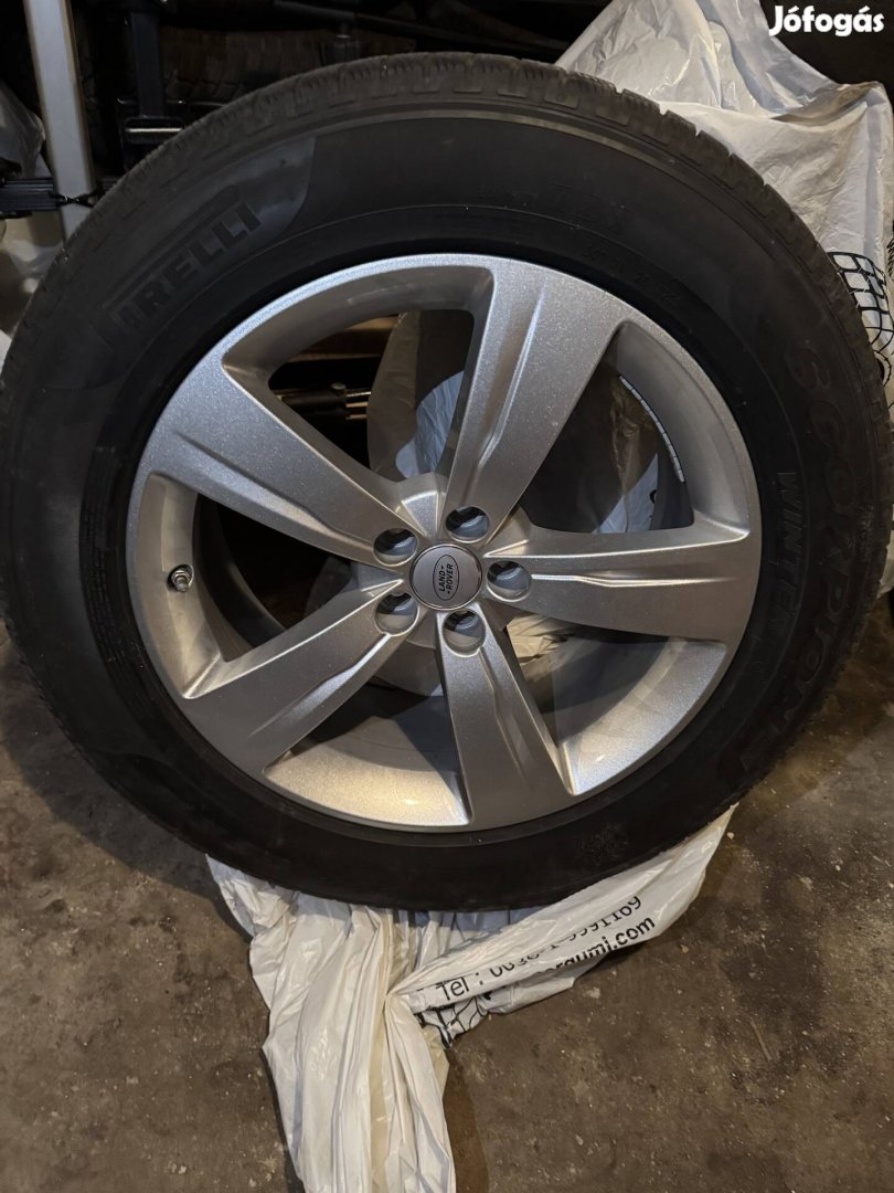 Land rover Velar makulátlan alufelni jó téli gumikkal. 