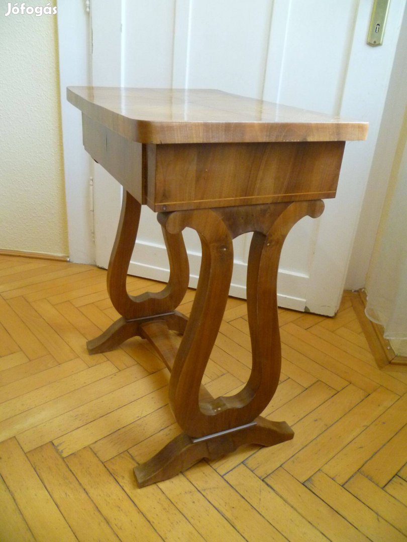 Lantlábú biedermeier stílusú varróasztal, XX. század