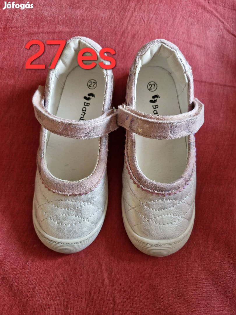 Lány 27 és cipő 