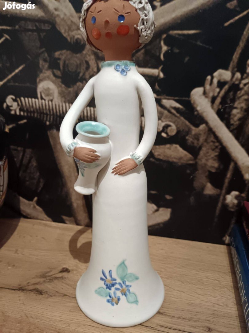 Lány kancsóval kerámia