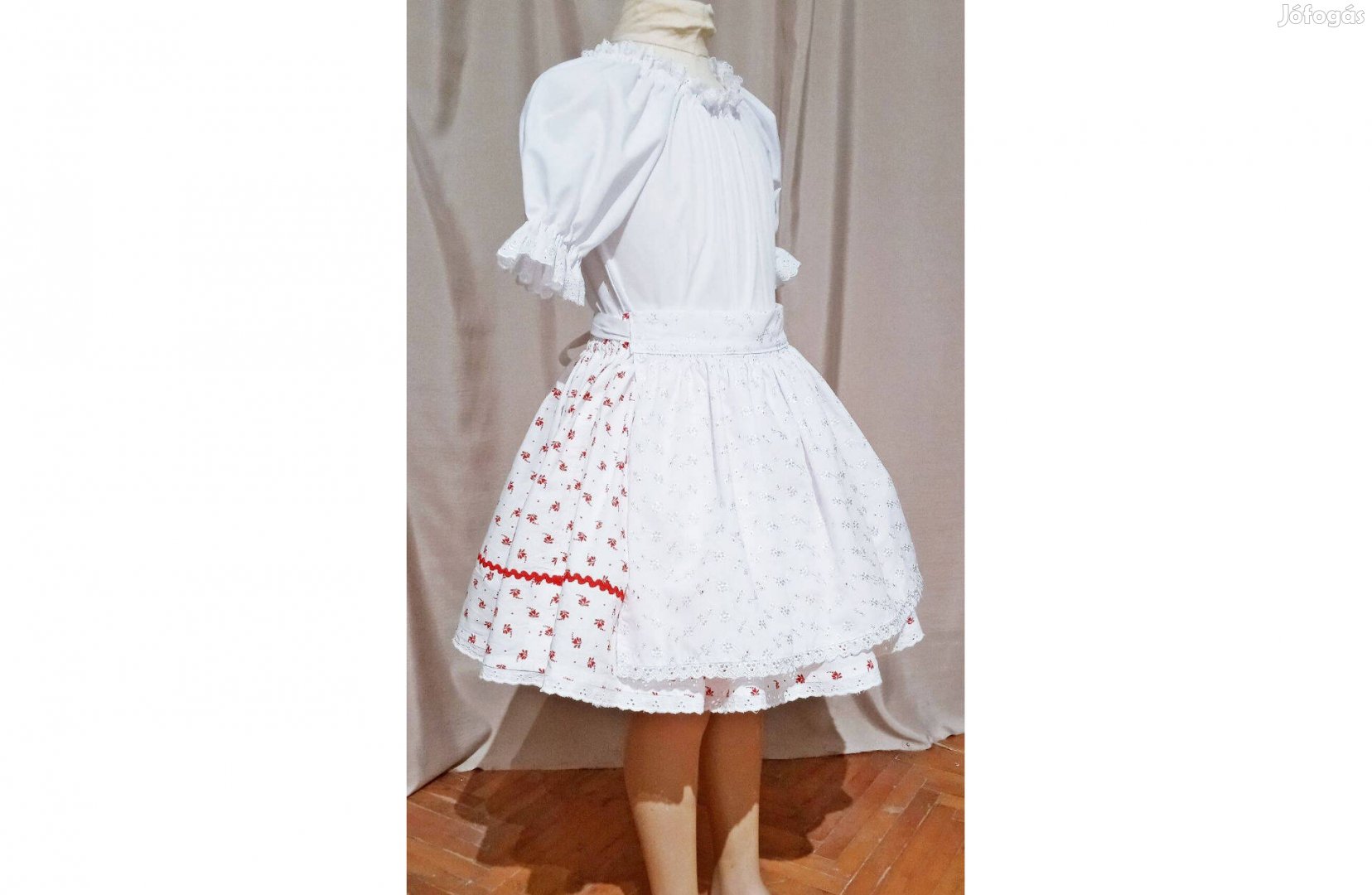 Lányka öltözet néptáncra, hagyományőrző rendezvényekre