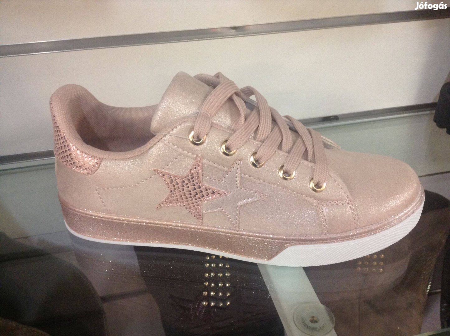 Lapos női utcai cipő!373940