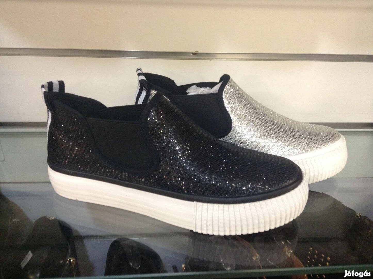 Lapos talpú női bebújós slip-on cip!