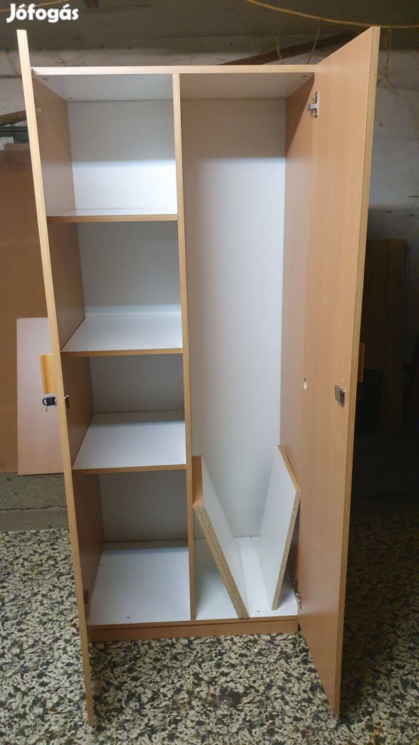 Lapraszerelt kulccsal zárható variálható polcos szekrény