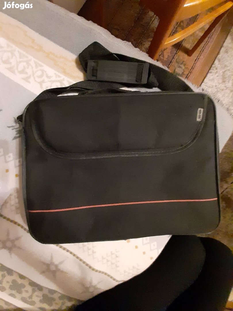Laptop táska 40x30cm fekete,osztásokkal.