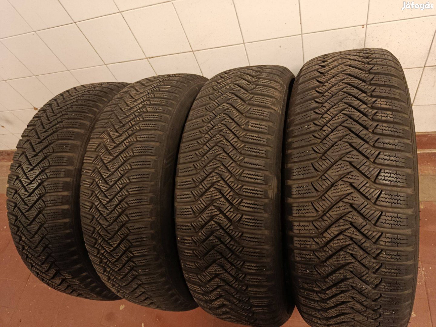 Lauffen 205/60/16 téligumi I-Fit + 4db
