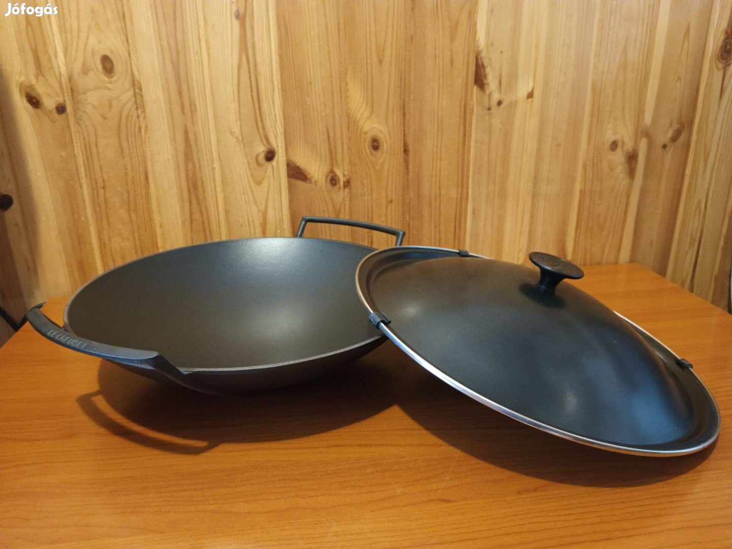 Le Creuset öntöttvas wok fedővel