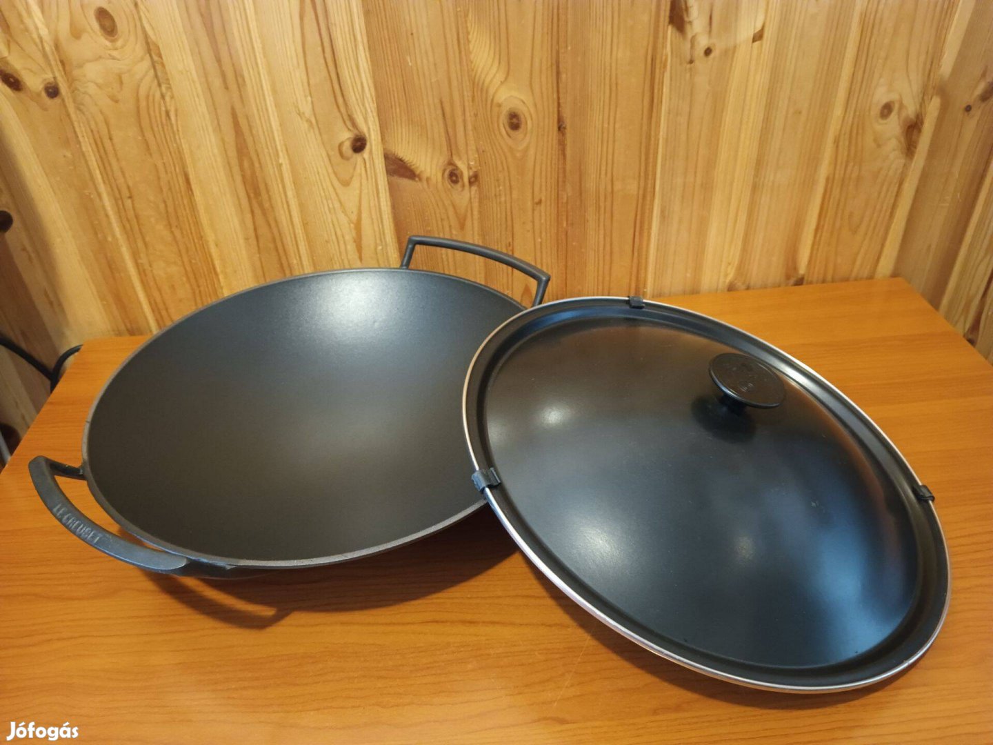 Le Creuset öntöttvas wok fedővel