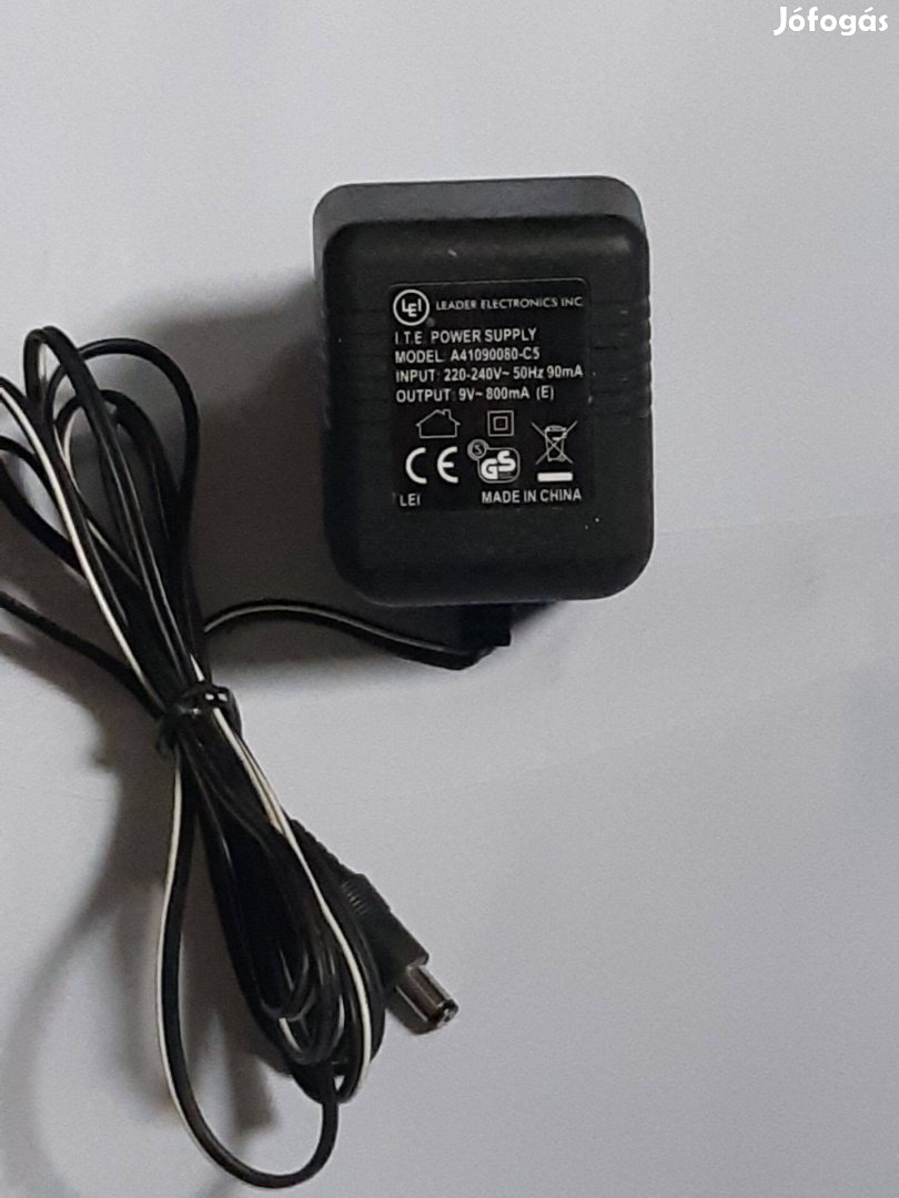 Leader AC adapter 9V / 800mA működő