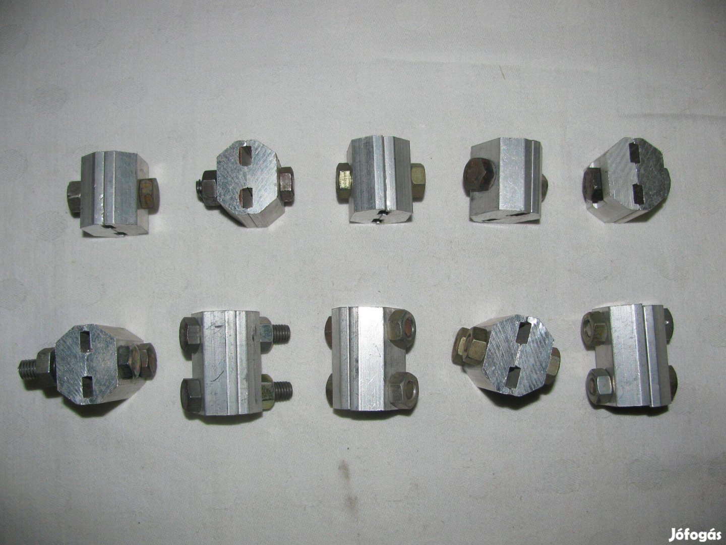 Leágazó csatlakozó kapocs, egy és két csavaros