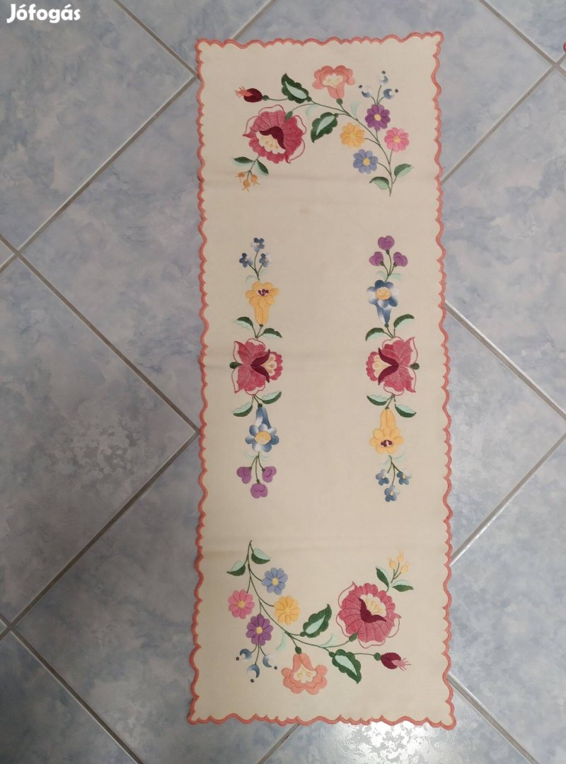 Leárazva! 4 db nagy méretű kézzel hímzett szögletes terítő