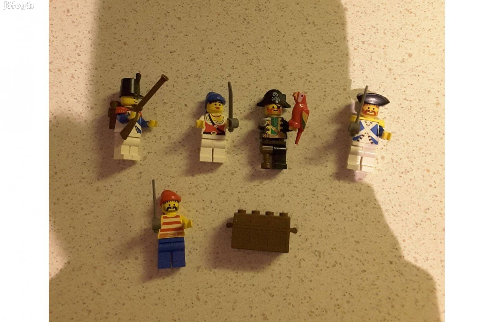Lego 6251 Kalóz minifigurák kincsesládával / Pirate mini figures