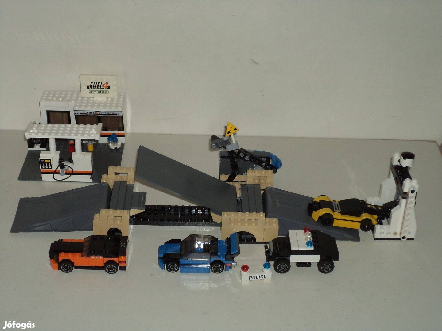 Lego 8135 Bridge Chase, Racers