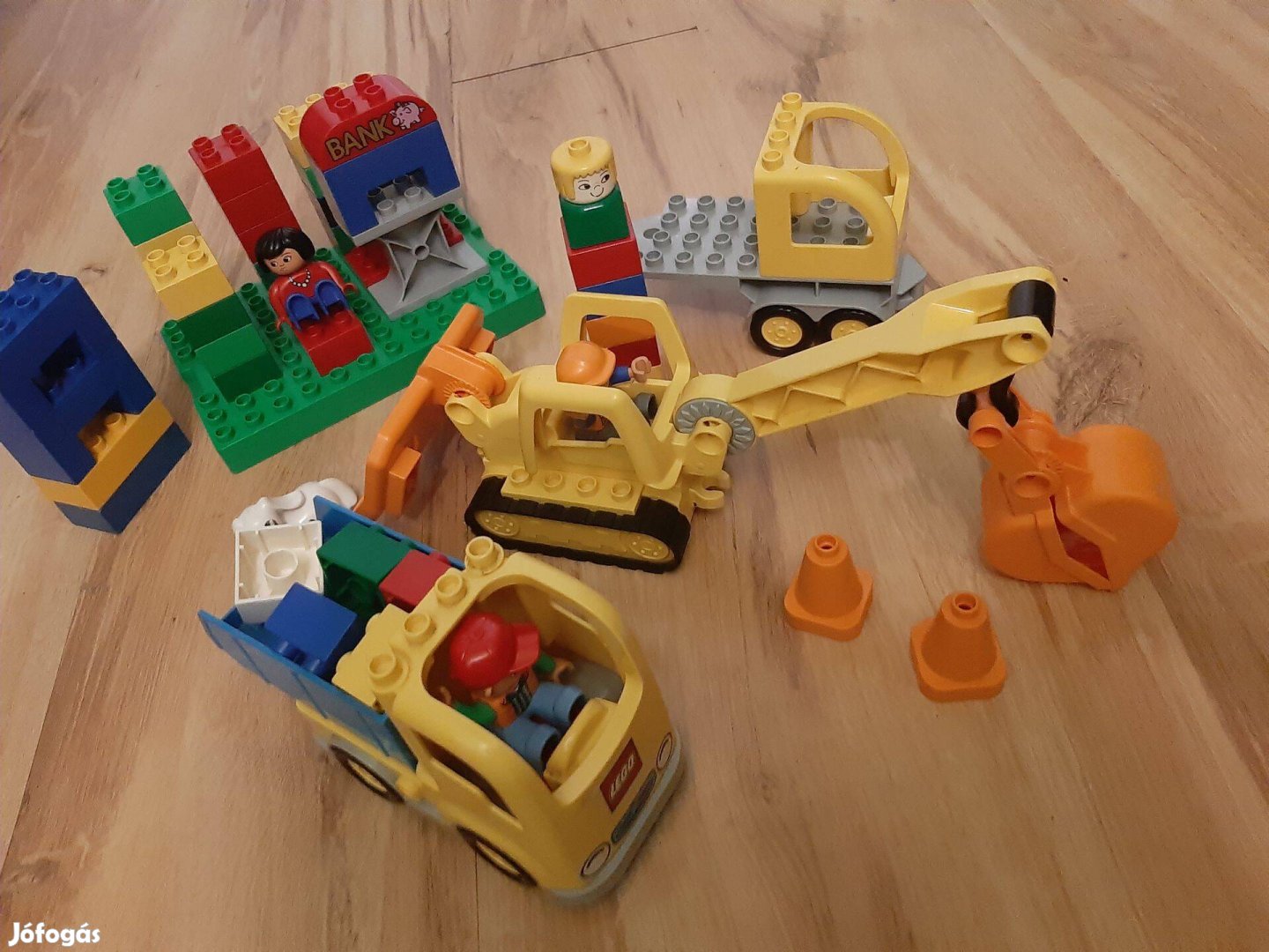 Lego Duplo markoló, autókkal kockákkal építkezés