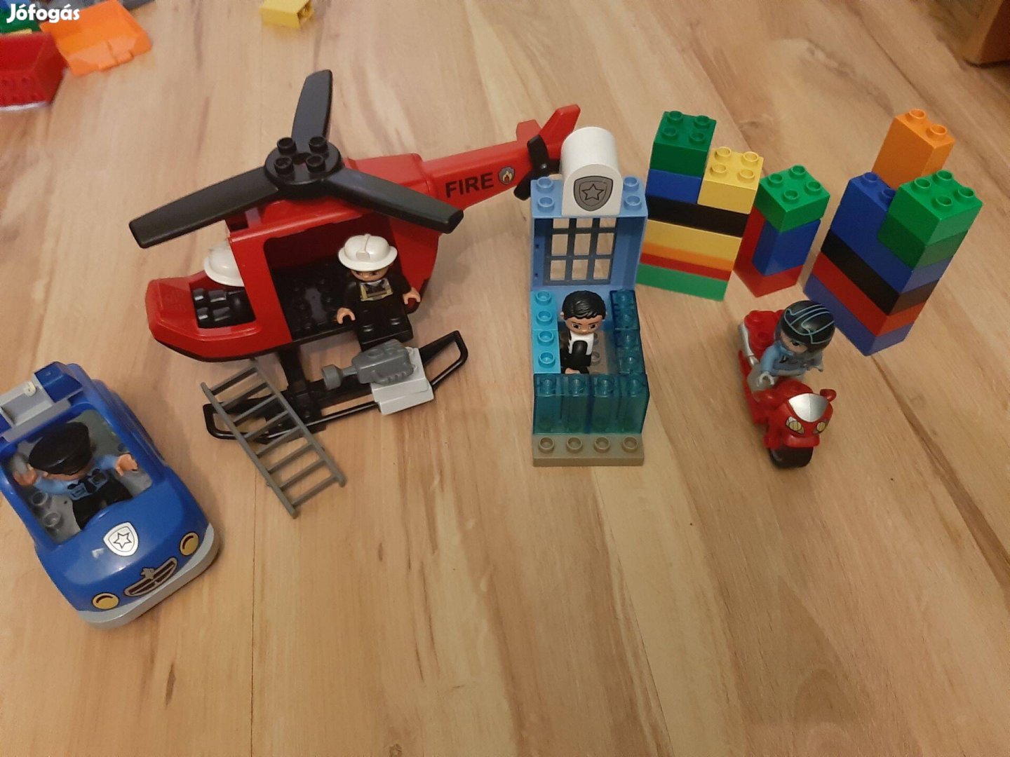 Lego Duplo rendőrautó, tűzoltó helikopter, rab, motoros