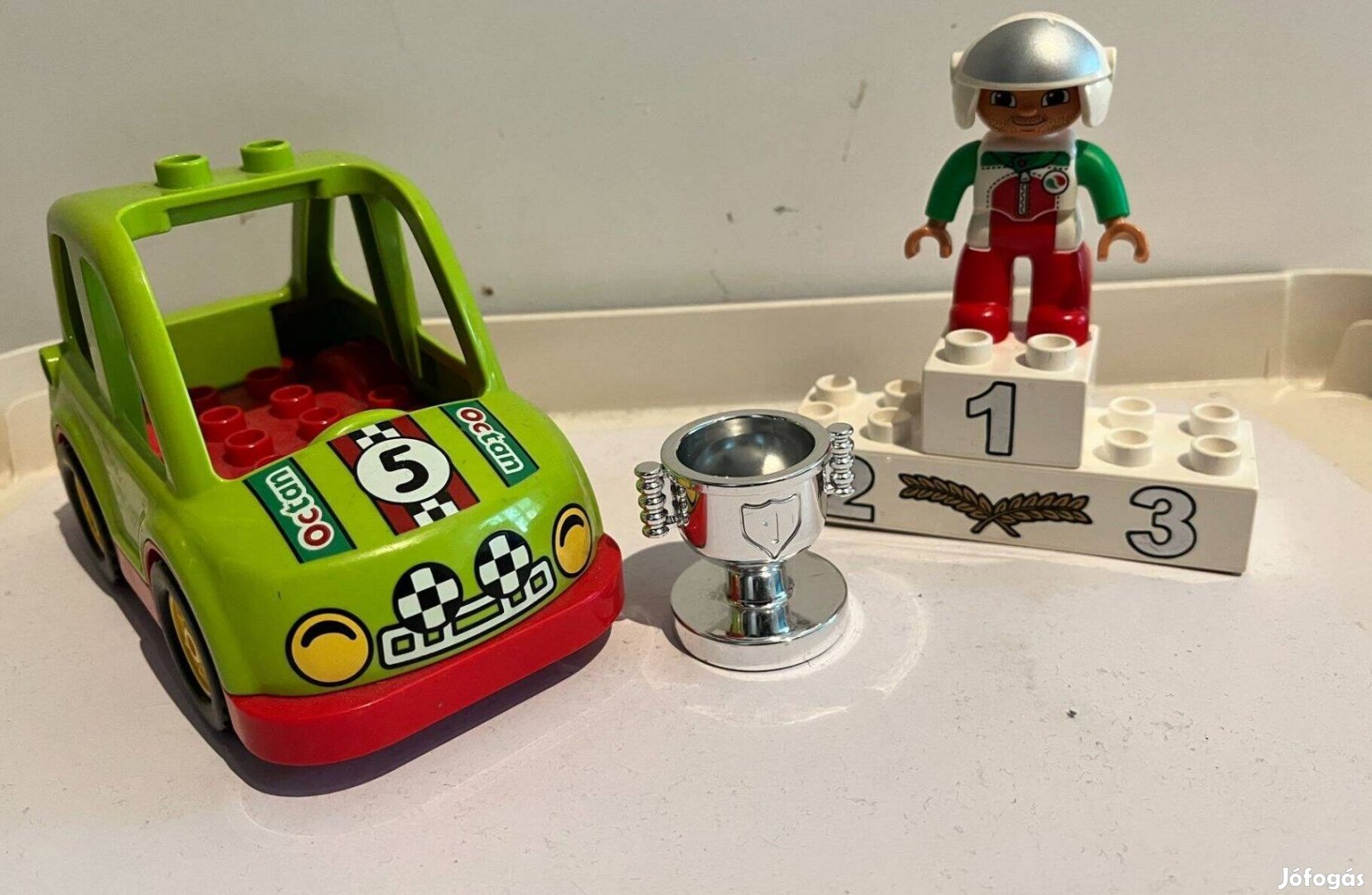 Lego Duplo versenyautó kupa dobogó figura