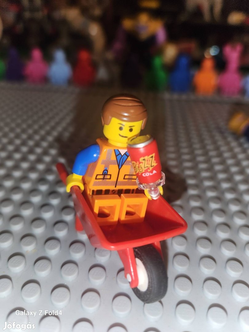 Lego Emmet lego colával 