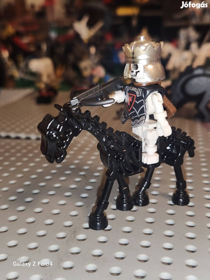 Lego Holtak Királya fekete csontvázlóval 