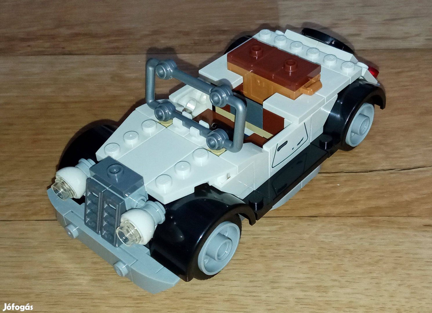 Lego Indiana Jones 77012 Fighter Plane Chase készletből az autó