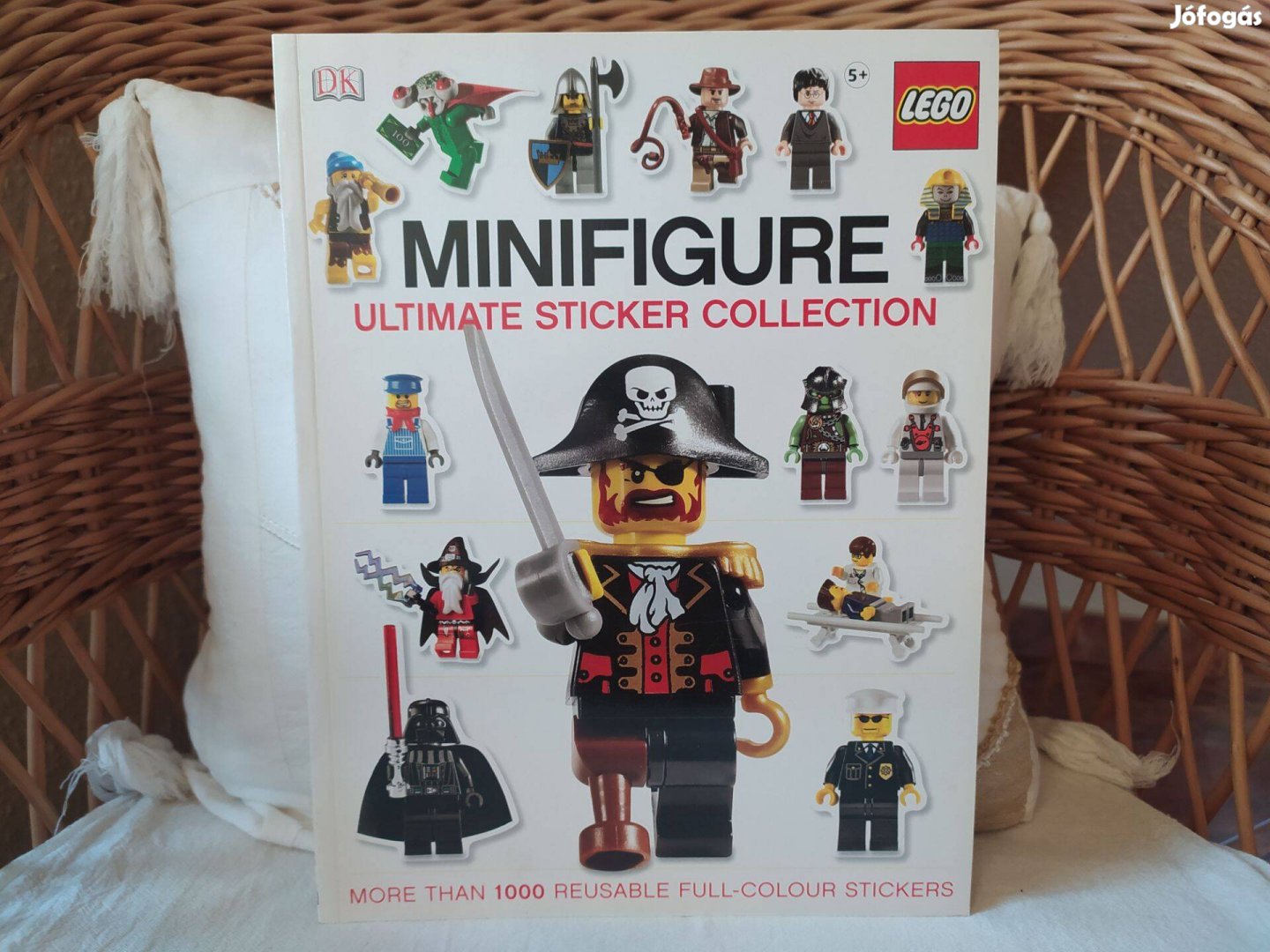 Lego Minifigurás matricás könyv
