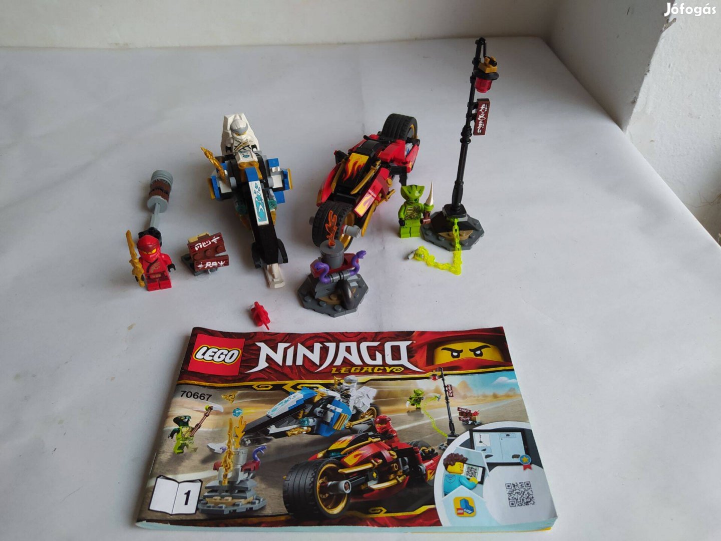 Lego Ninjago 70667 - Kai Pengés Motorja és Zane motoros szánja