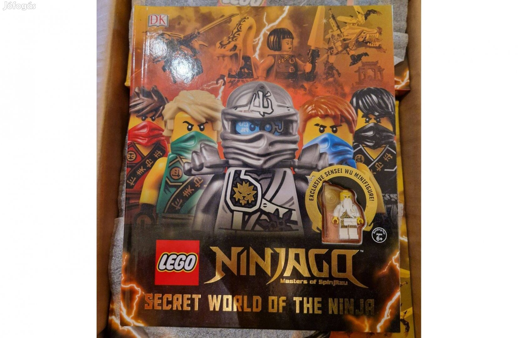 Lego Ninjago angol nyelvű könyv Sensei Wu figurával
