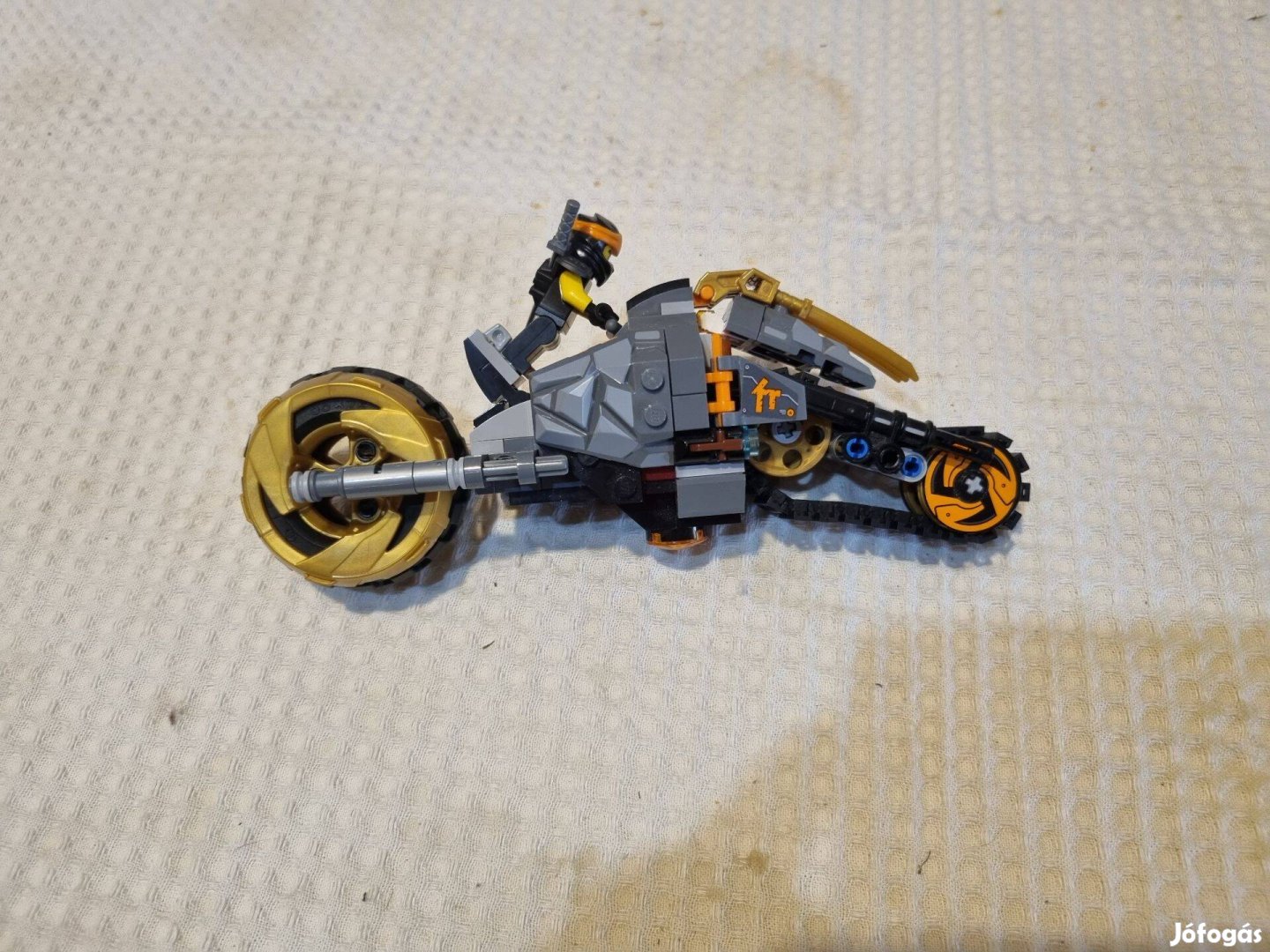 Lego Ninjago motor figurával.Cole terepmotorja (70672)