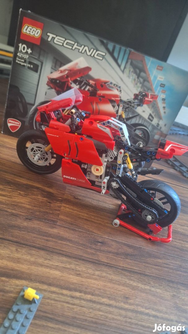 Lego Technic Ducati Panigale V4 R motor