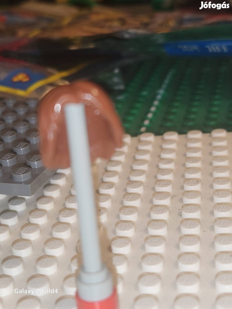 Lego barna kettéválasztékos haj 