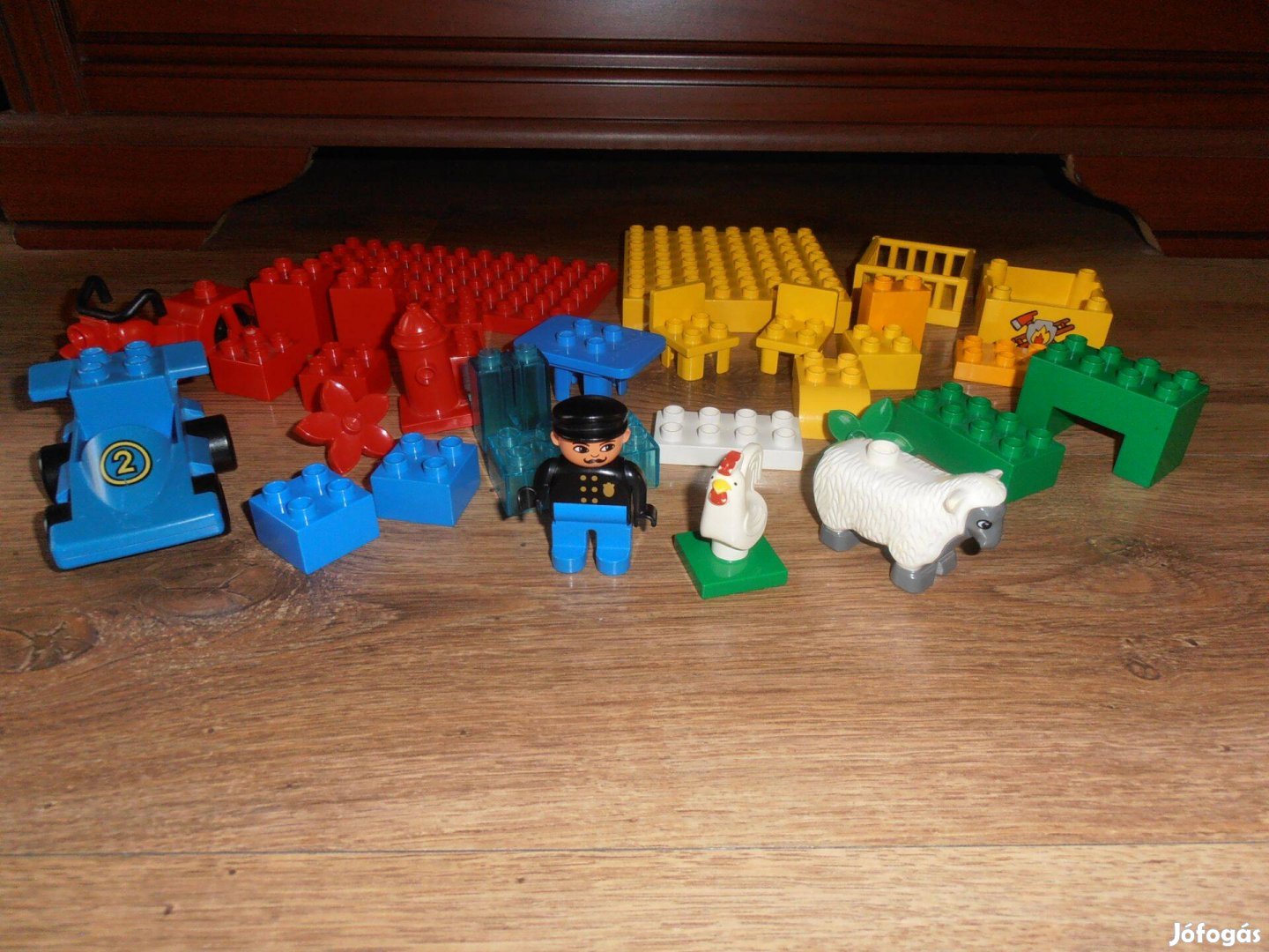 Lego duplo rendőr bárány tyúk asztal szék